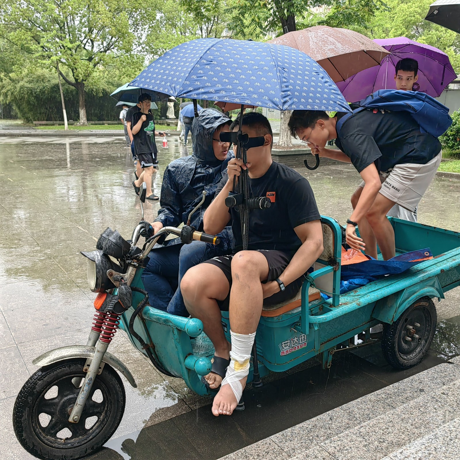 5大雨天氣送受傷學(xué)生考試.jpg
